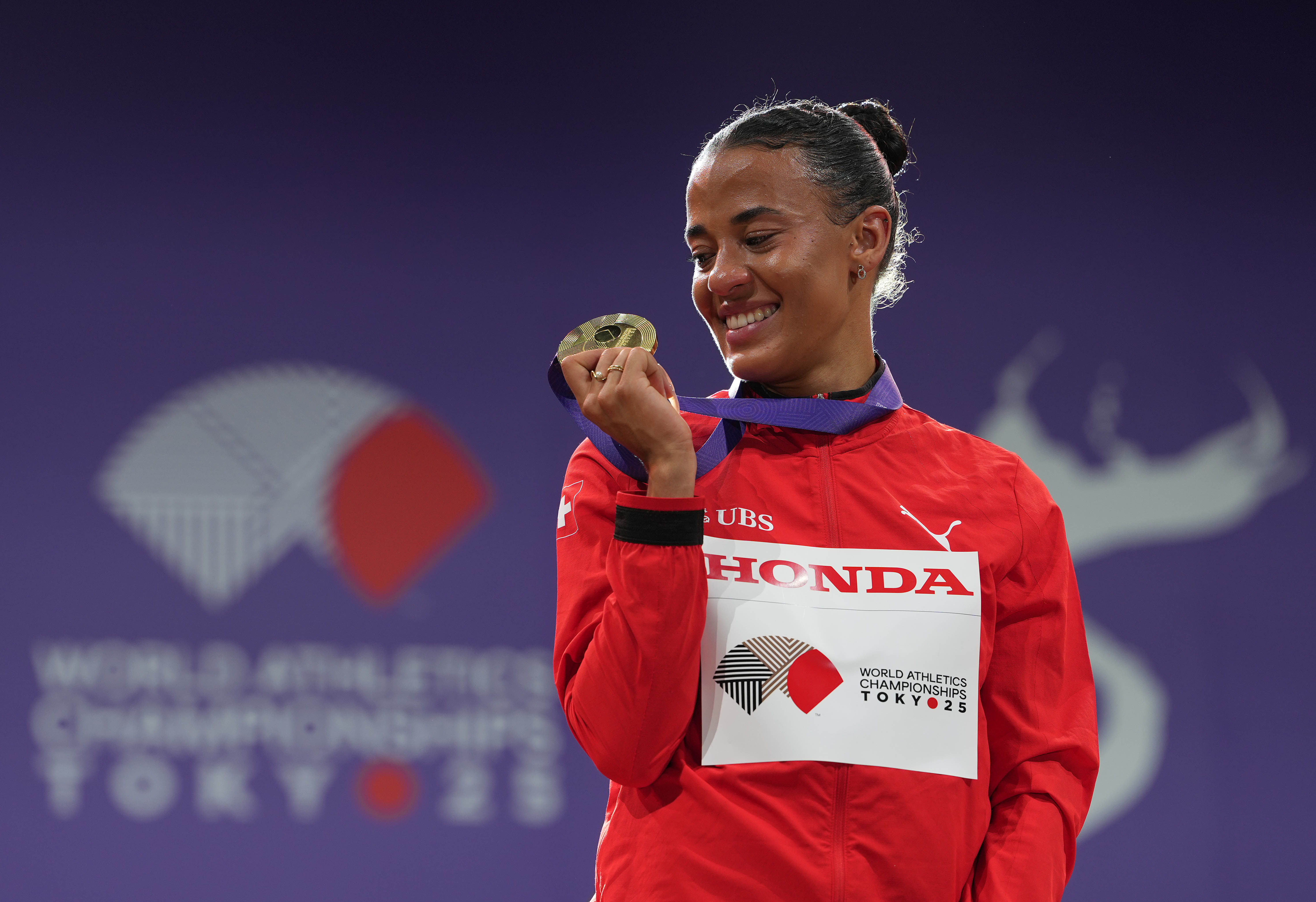 美国田径运动员夺得银牌,速度非常快 美国田径运动员夺得银牌,速度非常快